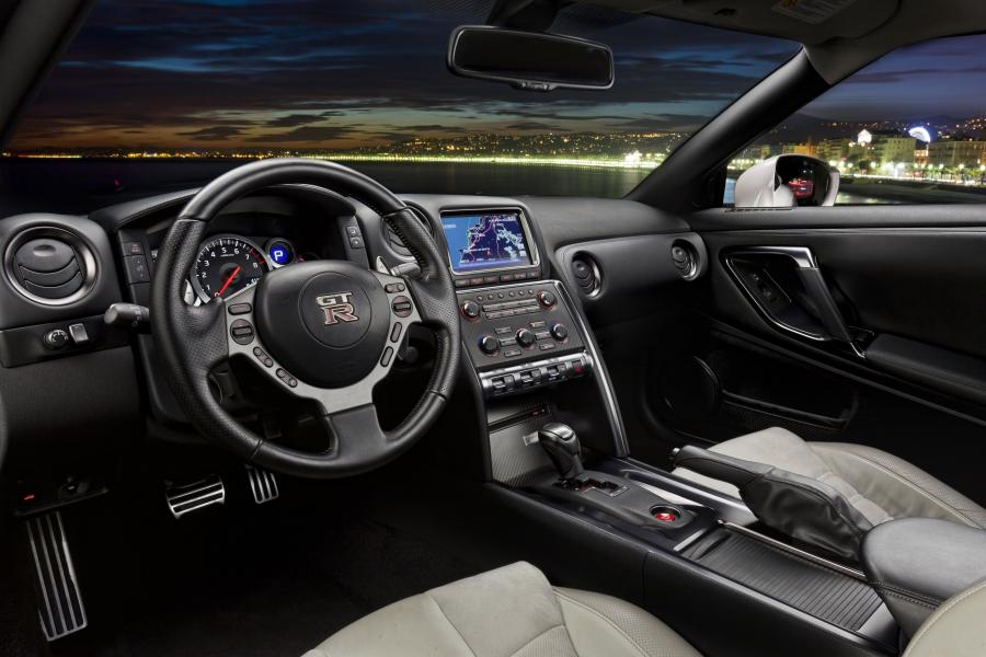  Nissan GT-R 2011 года  (фото 11 из 87)